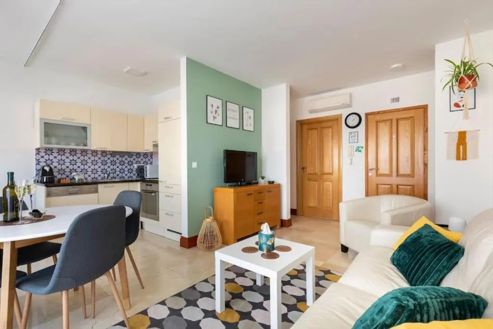 SeaEsta apartment Pool and Beach