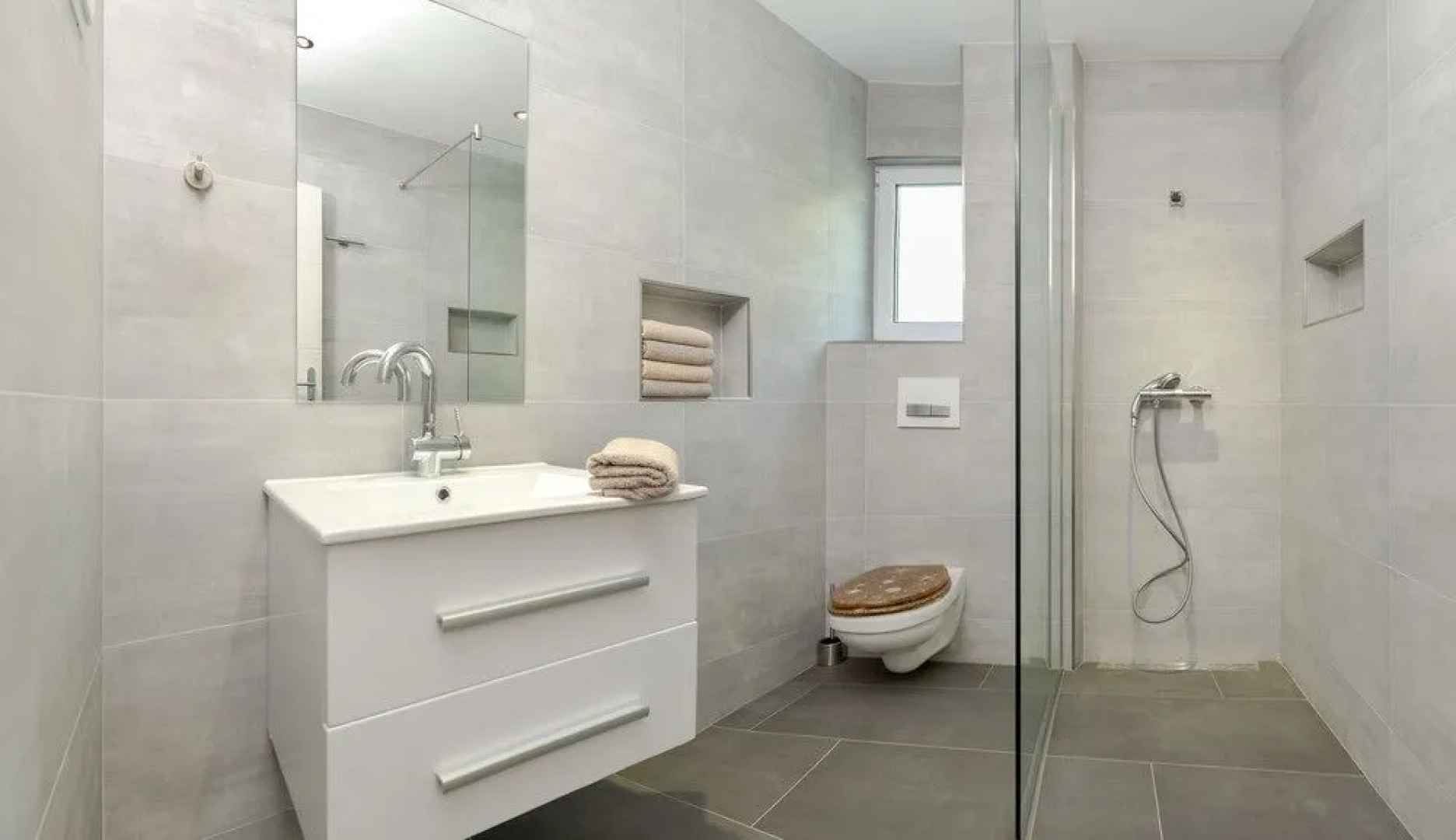 Sunny Sky apartments beneath Biokovo