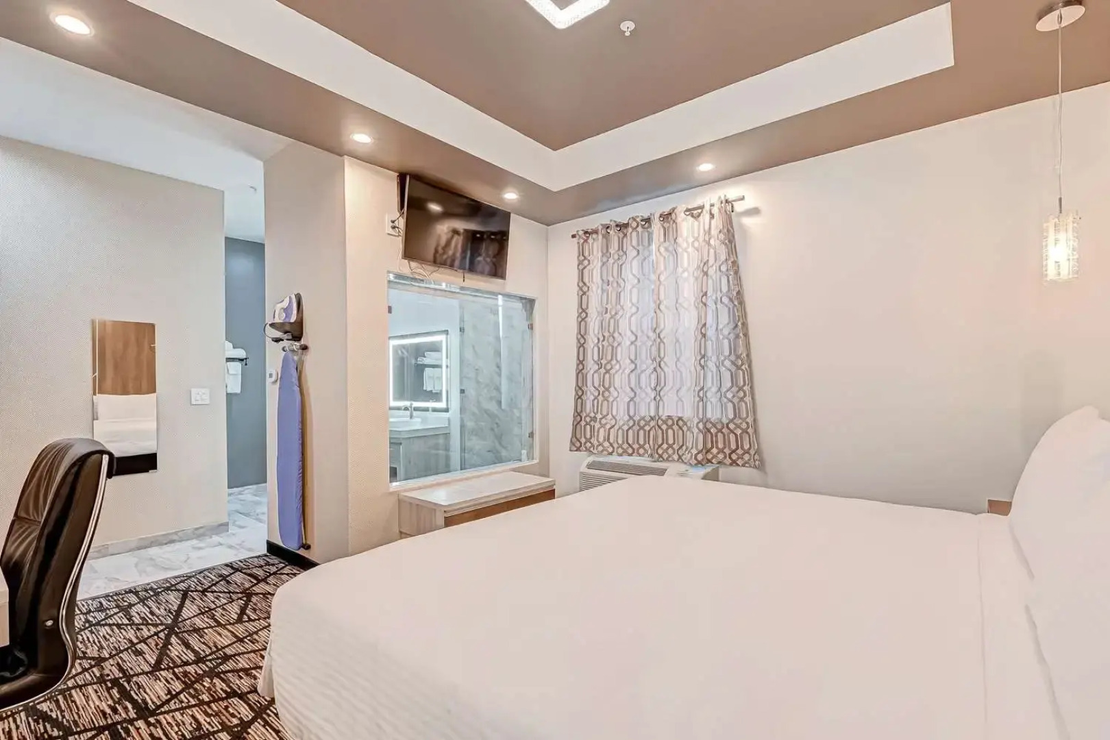 Comfeeni Inn and Suites