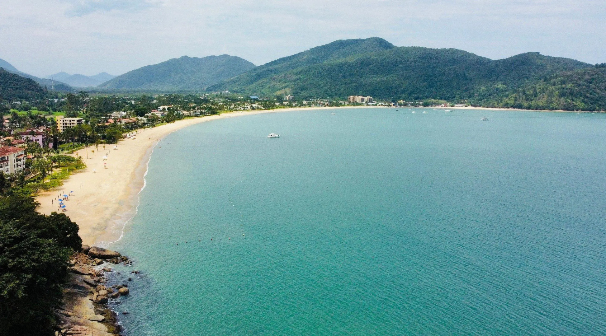 Apto c/ piscina e vista para o mar - Caraguatatuba