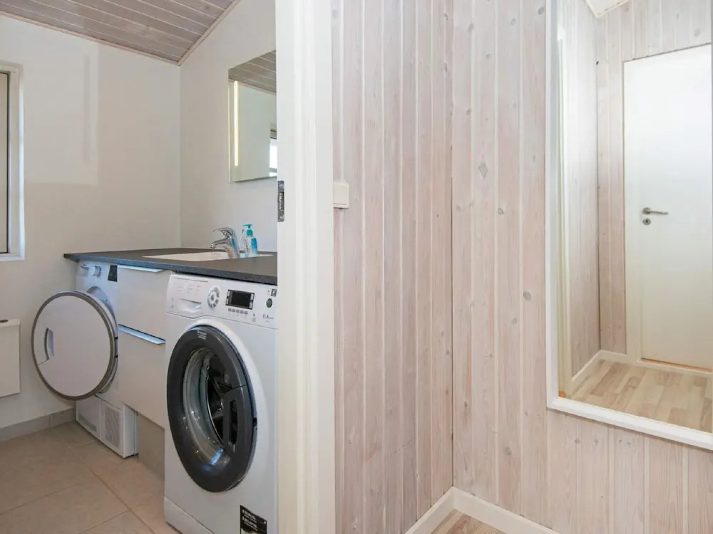 Modern Retreat by Water - By Traum Ferienwohnungen