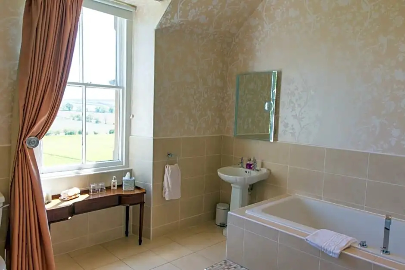 Whitehouse Country House