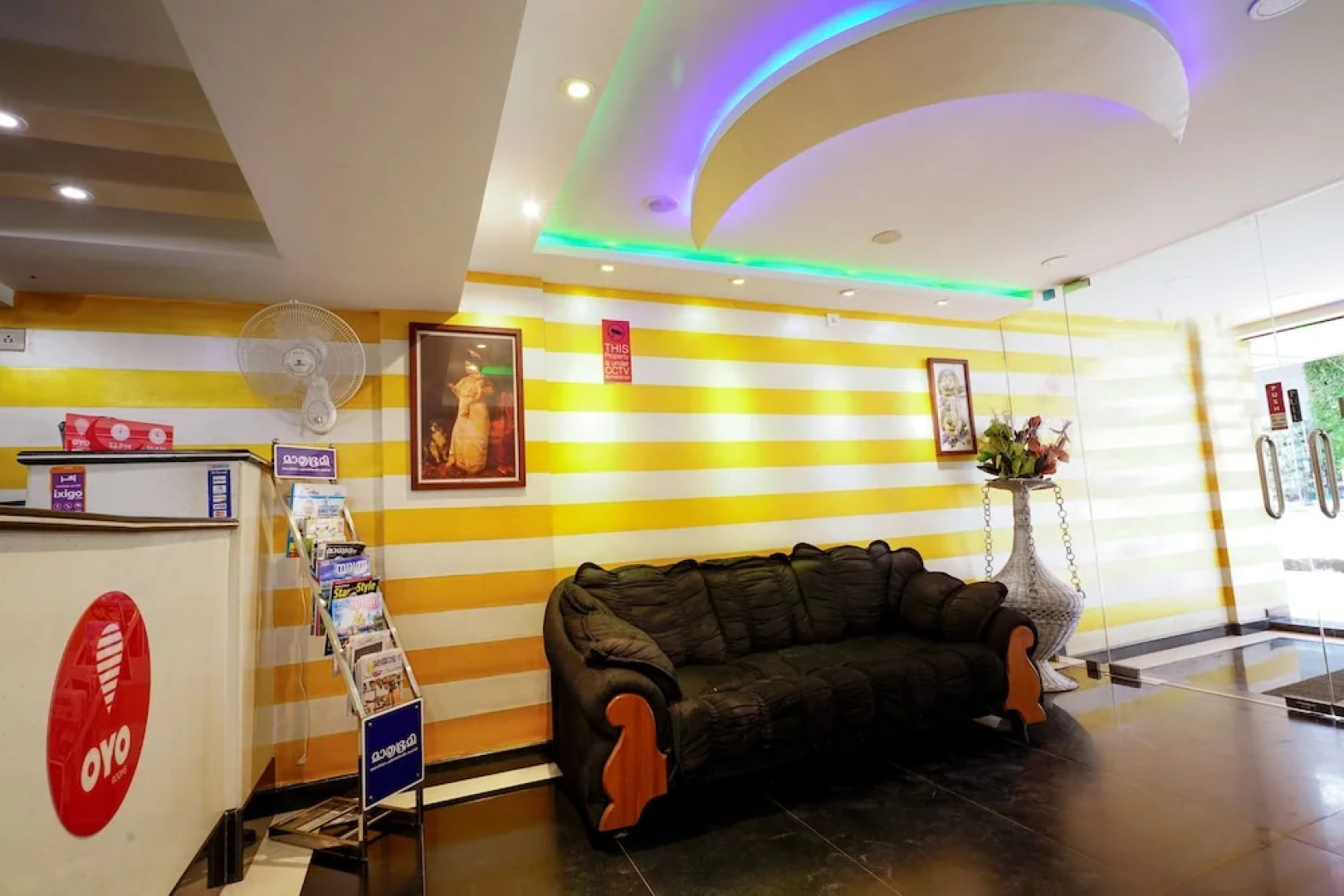 OYO 9932 Hotel Half Moon Residency