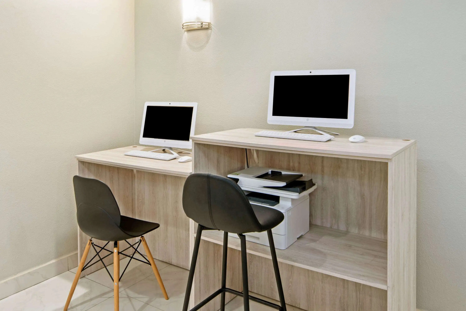 La Quinta Inn & Suites by Wyndham Mercedes Outlet Mall