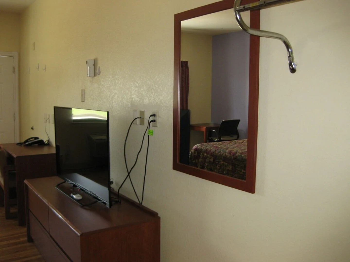 Scottish Inn and Suites