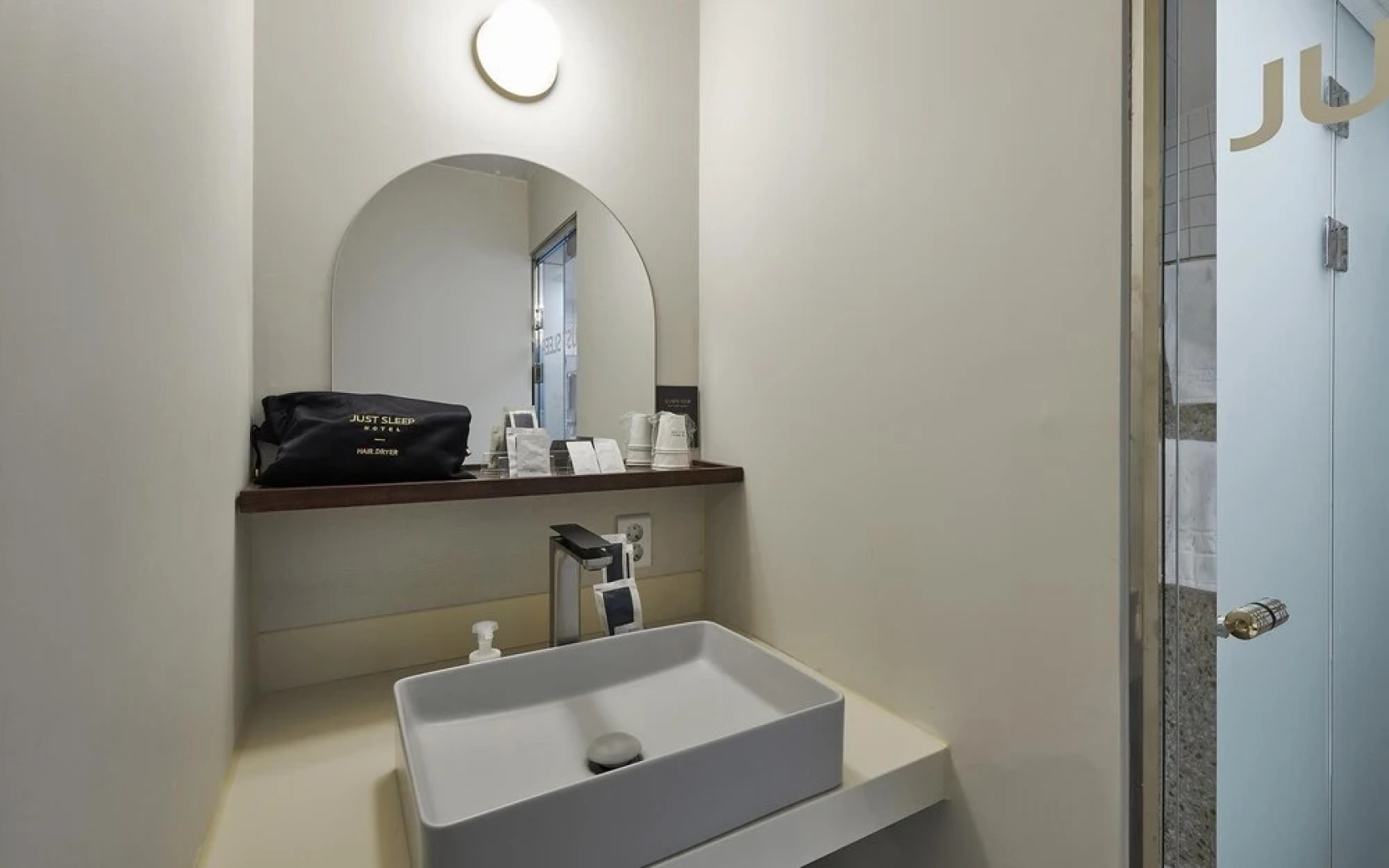 Seosan Lake Park Just Sleep Hotel