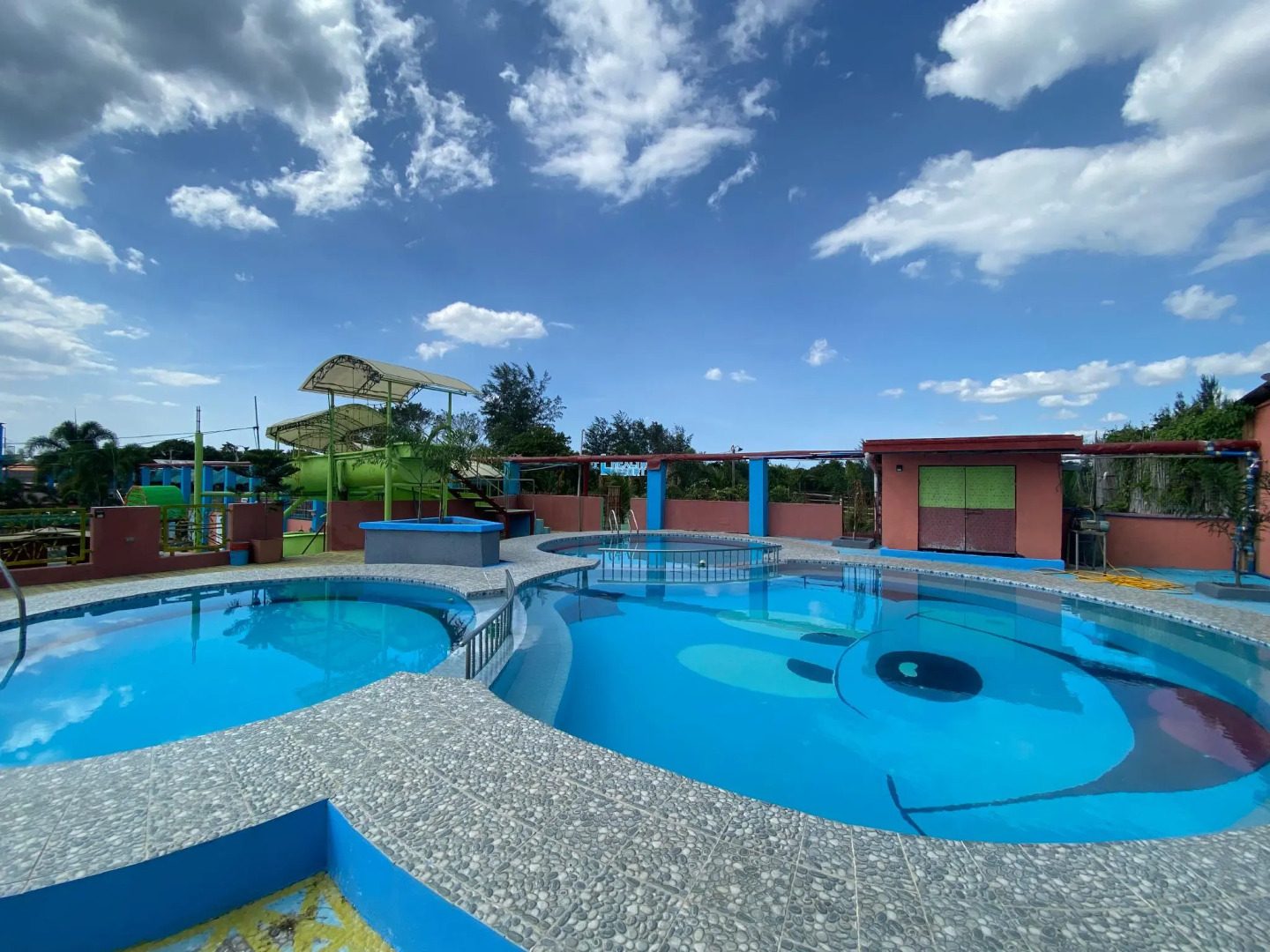 RedDoorz Plus @ Lhexlyn Resort San Narciso