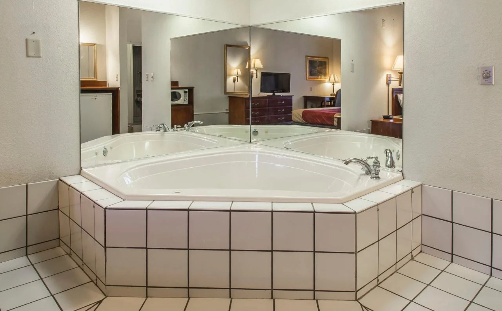 Econo Lodge Inn and Suites