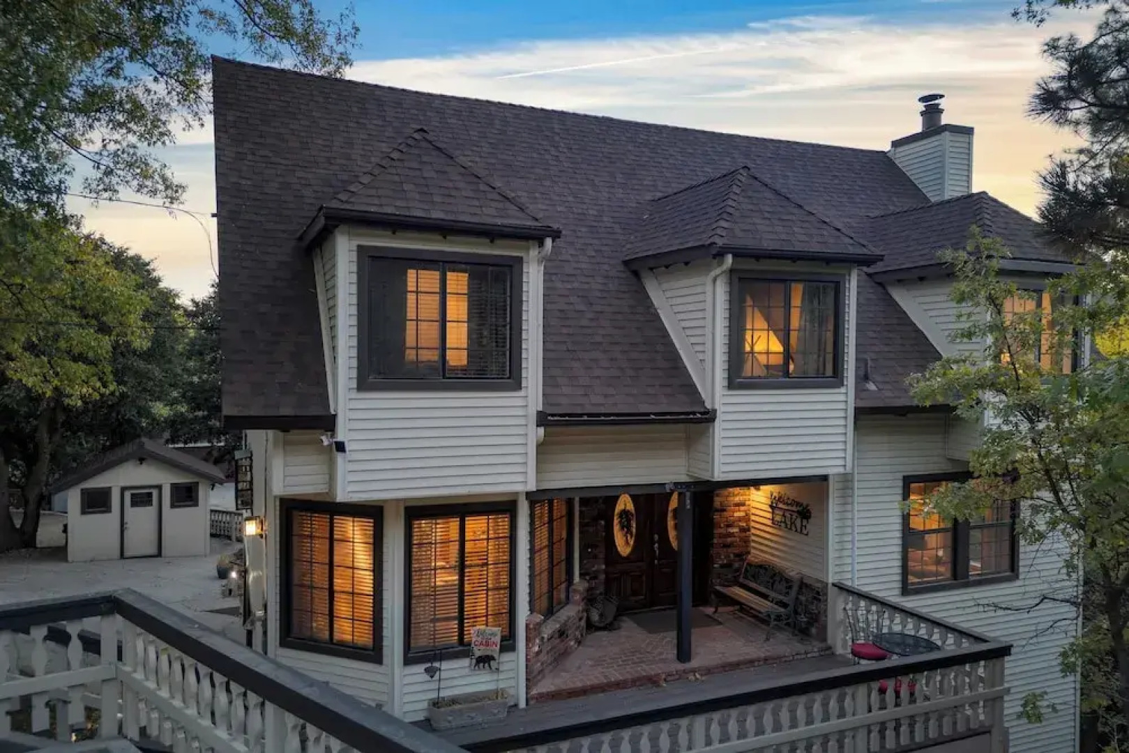 Dream Catcher by AvantStay Deck Fire Pit Movie Theater Game Garage