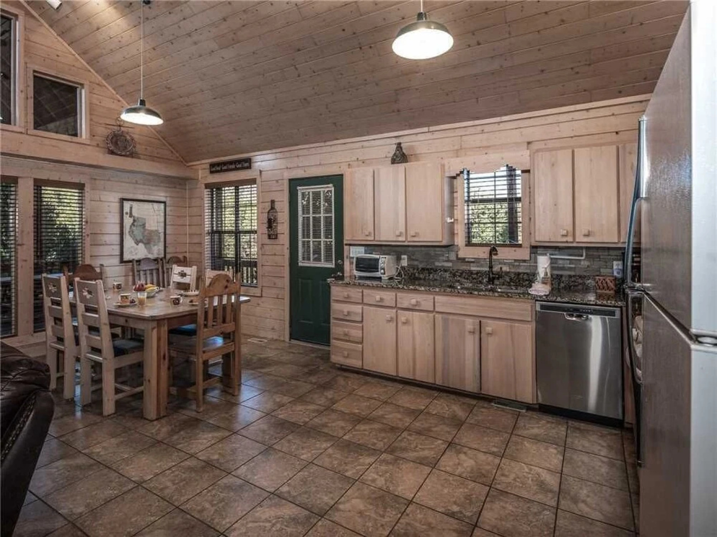 Wine N Pines - Two Bedroom Cabin with Hot Tub