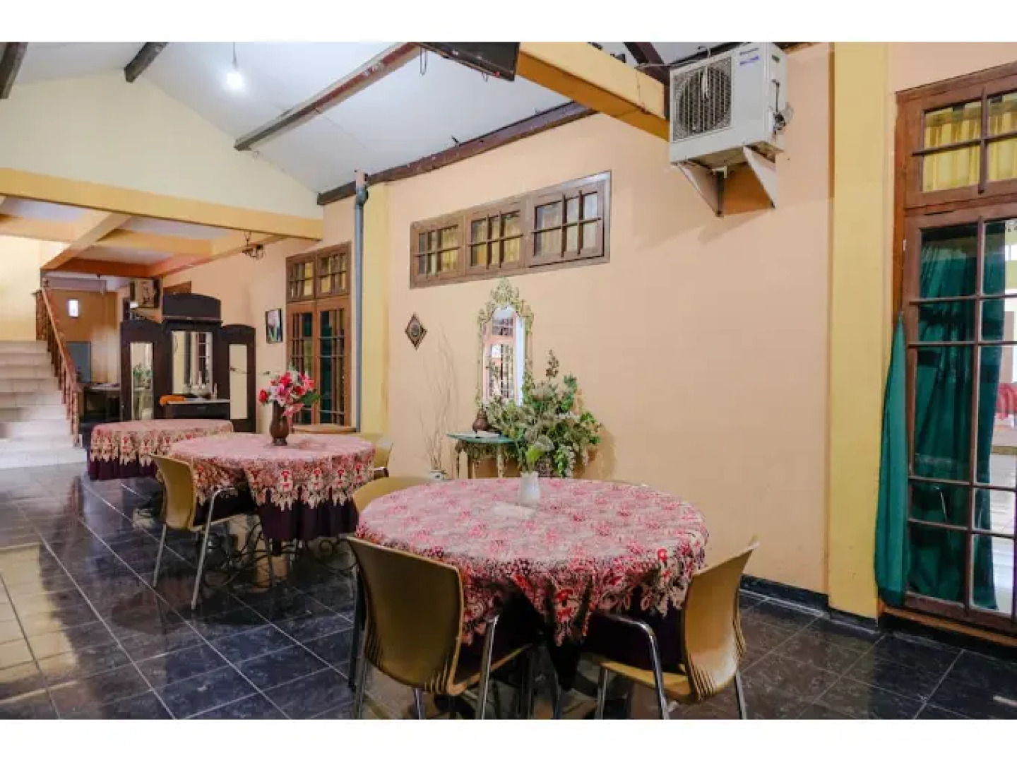 Hotel Istana Family by OYO Rooms