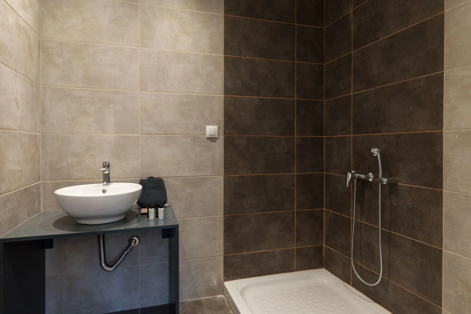 Local Hostel & Suites