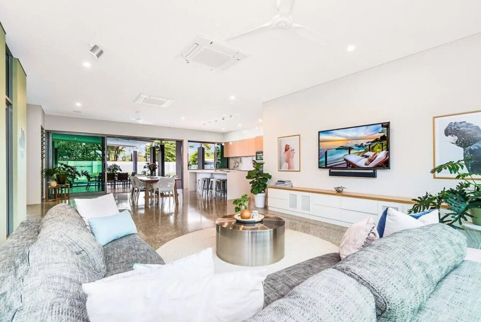 ZENLUX - 5BR Holiday Home with Pool