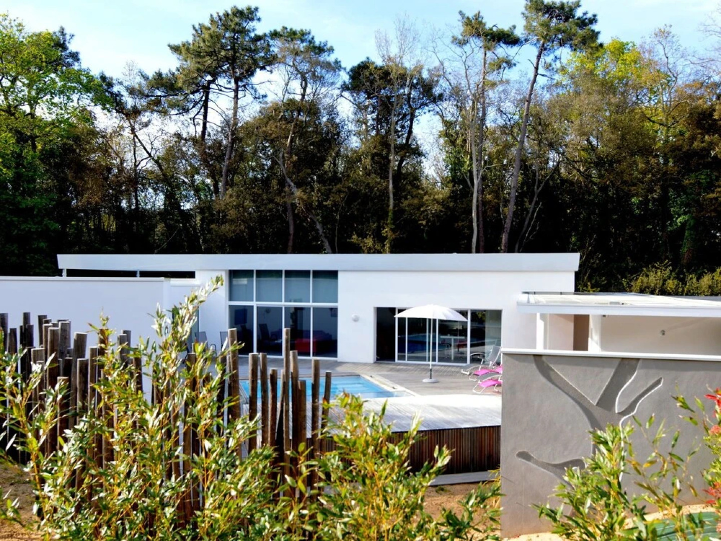 Villa With High-end Kitchen, Jacuzzi & Pool in Longeville sur mer