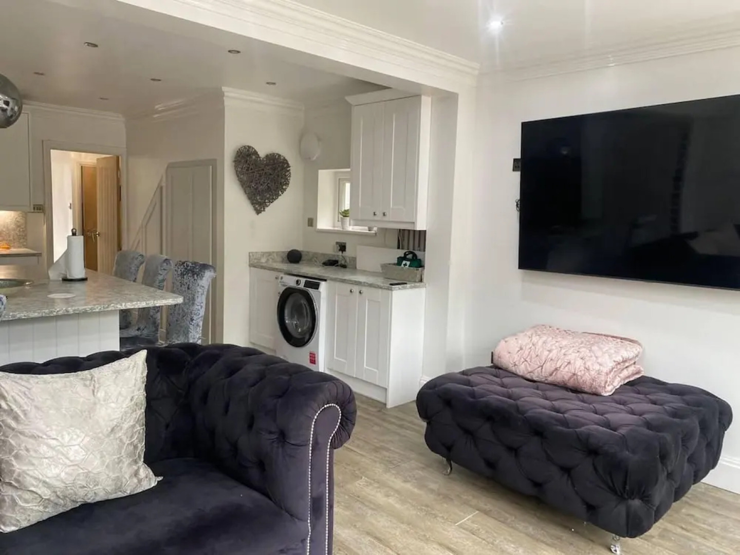 Lovely 3-bed House in Potters Bar Jacuzzi & 75inch