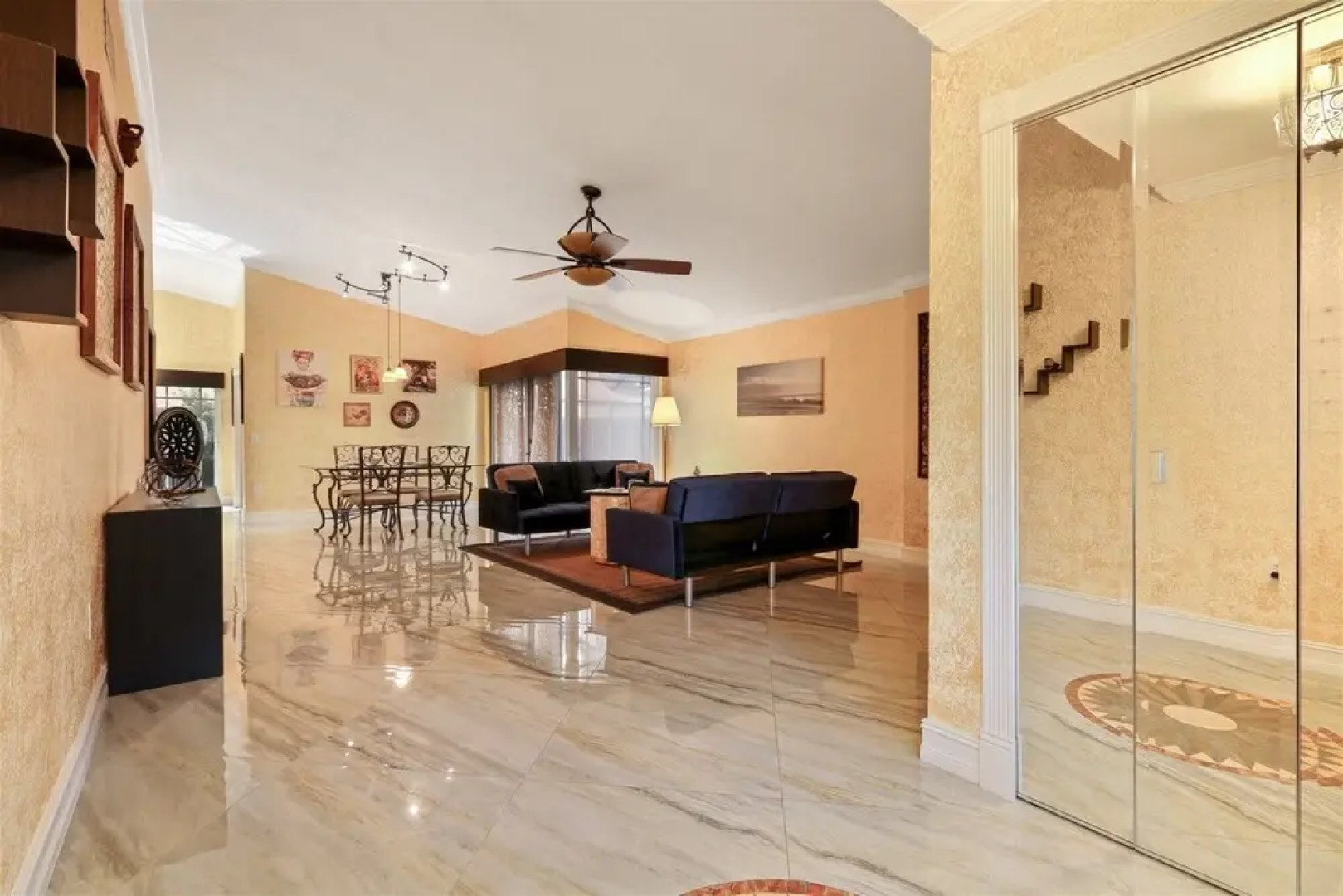 Golden Tropics 30 Minutes From Superbowl 2020 Pool Fenced Backyard