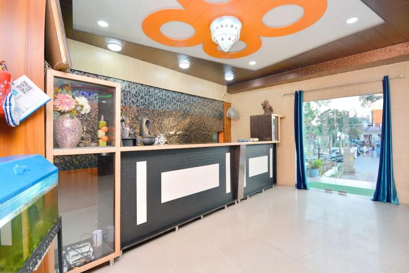 Oyo 39889 Palace Plaza