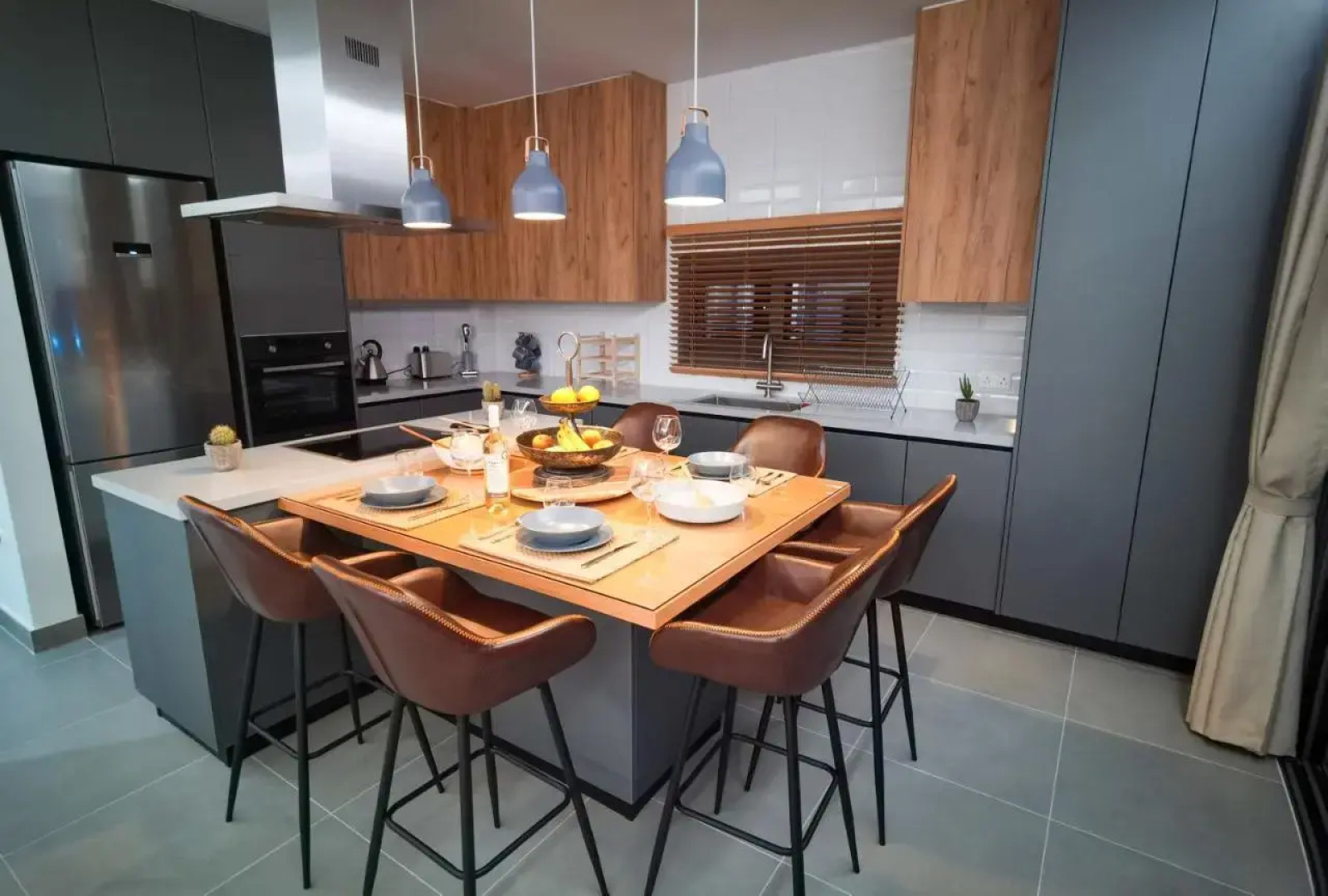 Eagles Nest- 2BR stylish, free park, Netflix