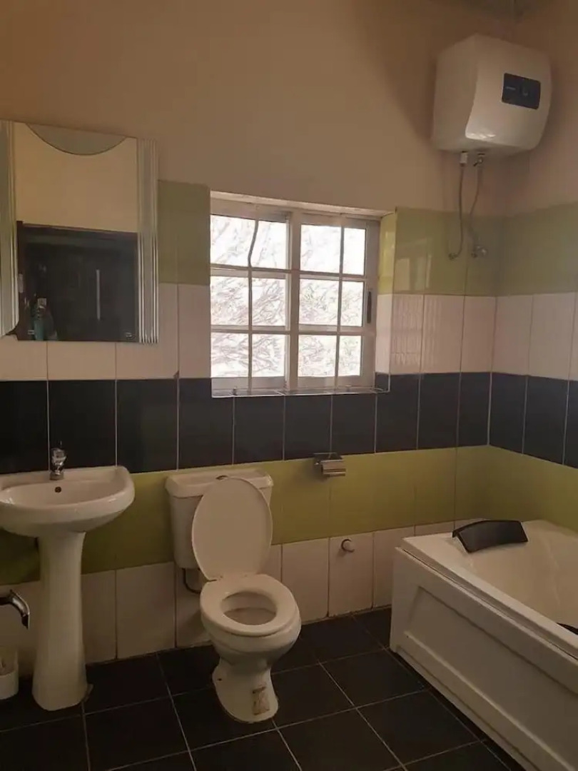 Franzy Suites And Lounge