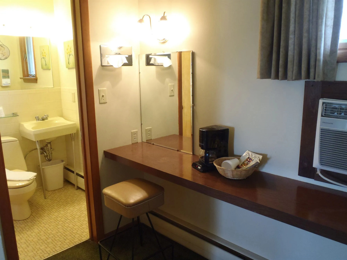 Glass House Inn Erie Near I-90 & I-79