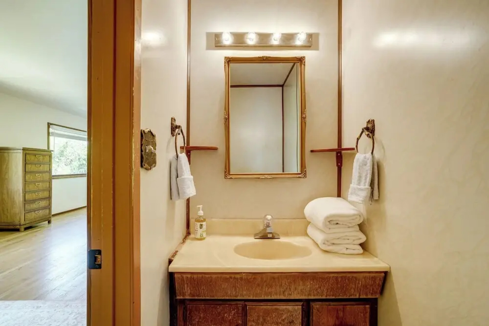 Near Golf, Trails & Parks: Lush Pinole Retreat