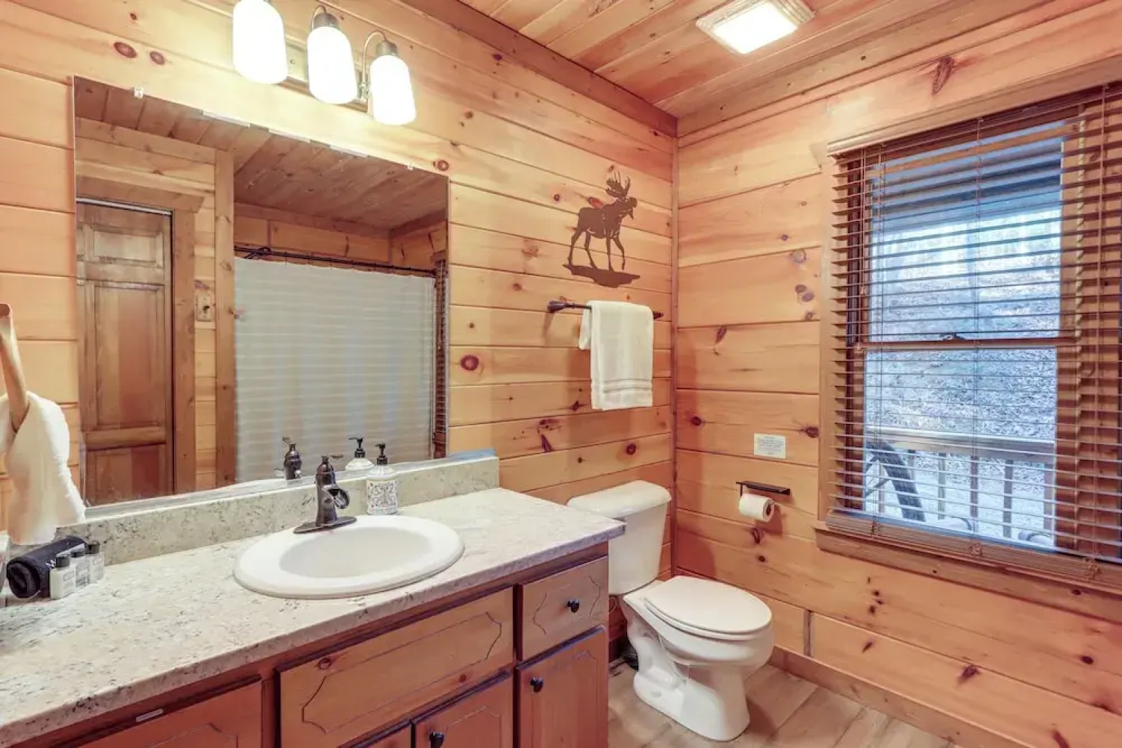 Secluded Cherry Log Cabin w/ Hot Tub + Swings!