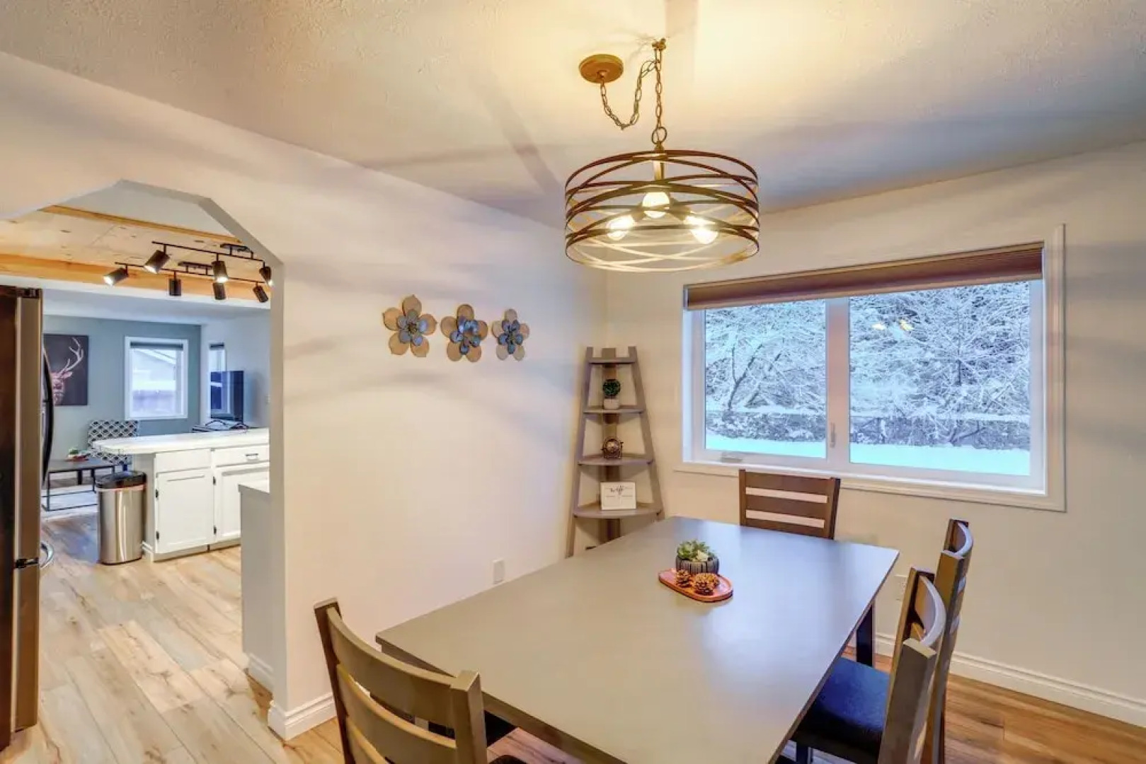 'northern Bliss' Modern Mtn-view Home in Fairbanks