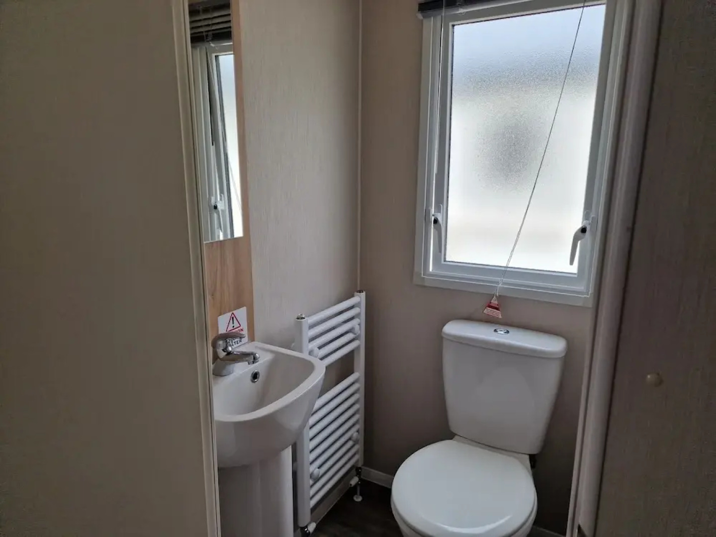 Welcoming 3 Bedroom Caravan 2 Min Walk to Beach