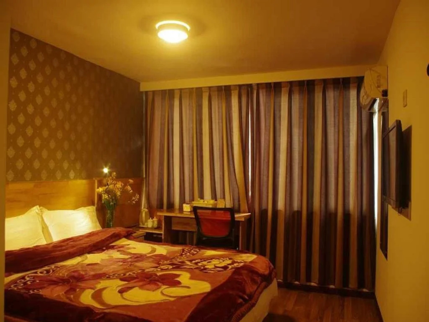 Ling County Hongji Business Hotel