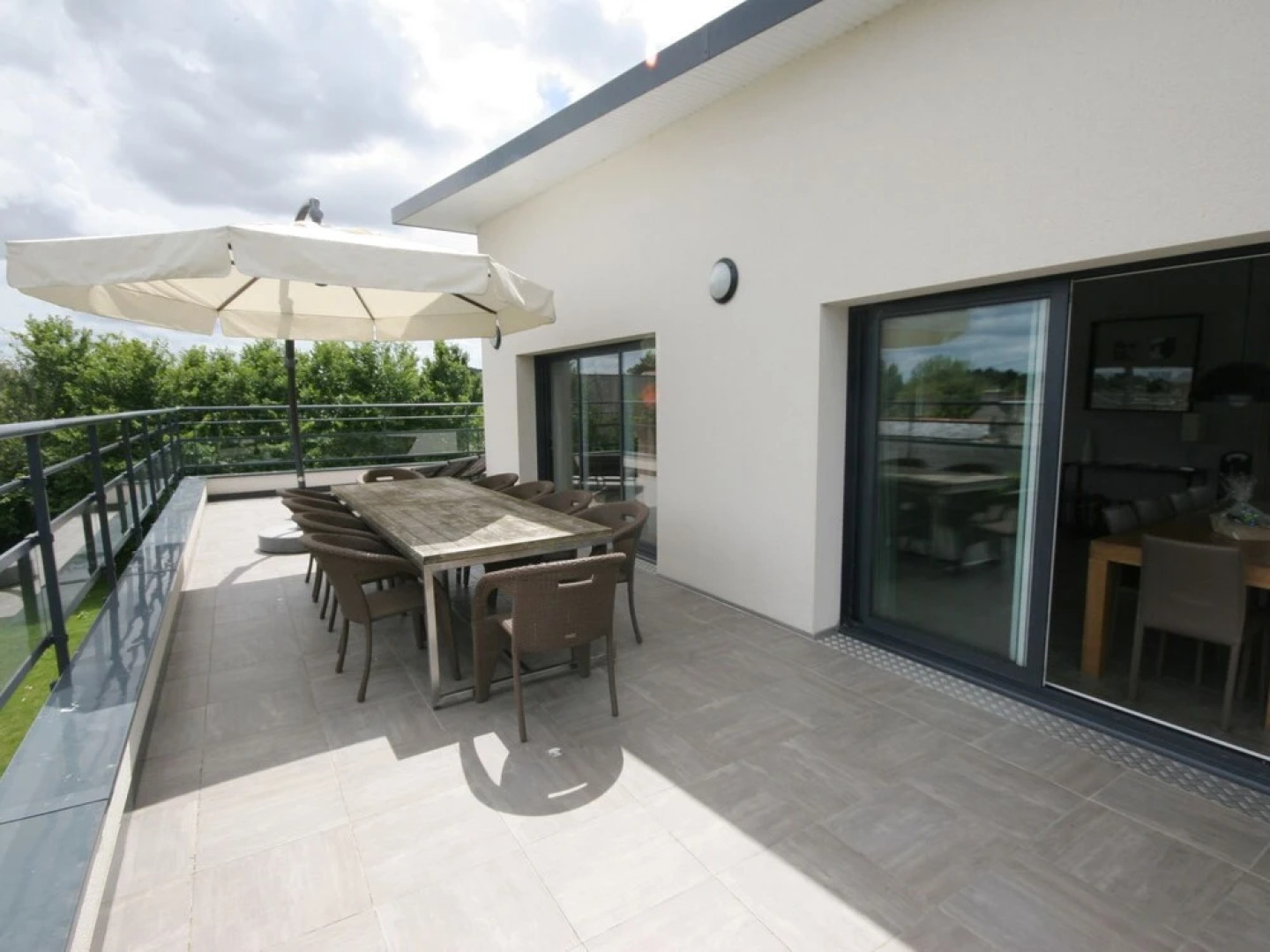 Beautiful Modern Villa With Pool, Jacuzzi and a Luxury Kitchen Island