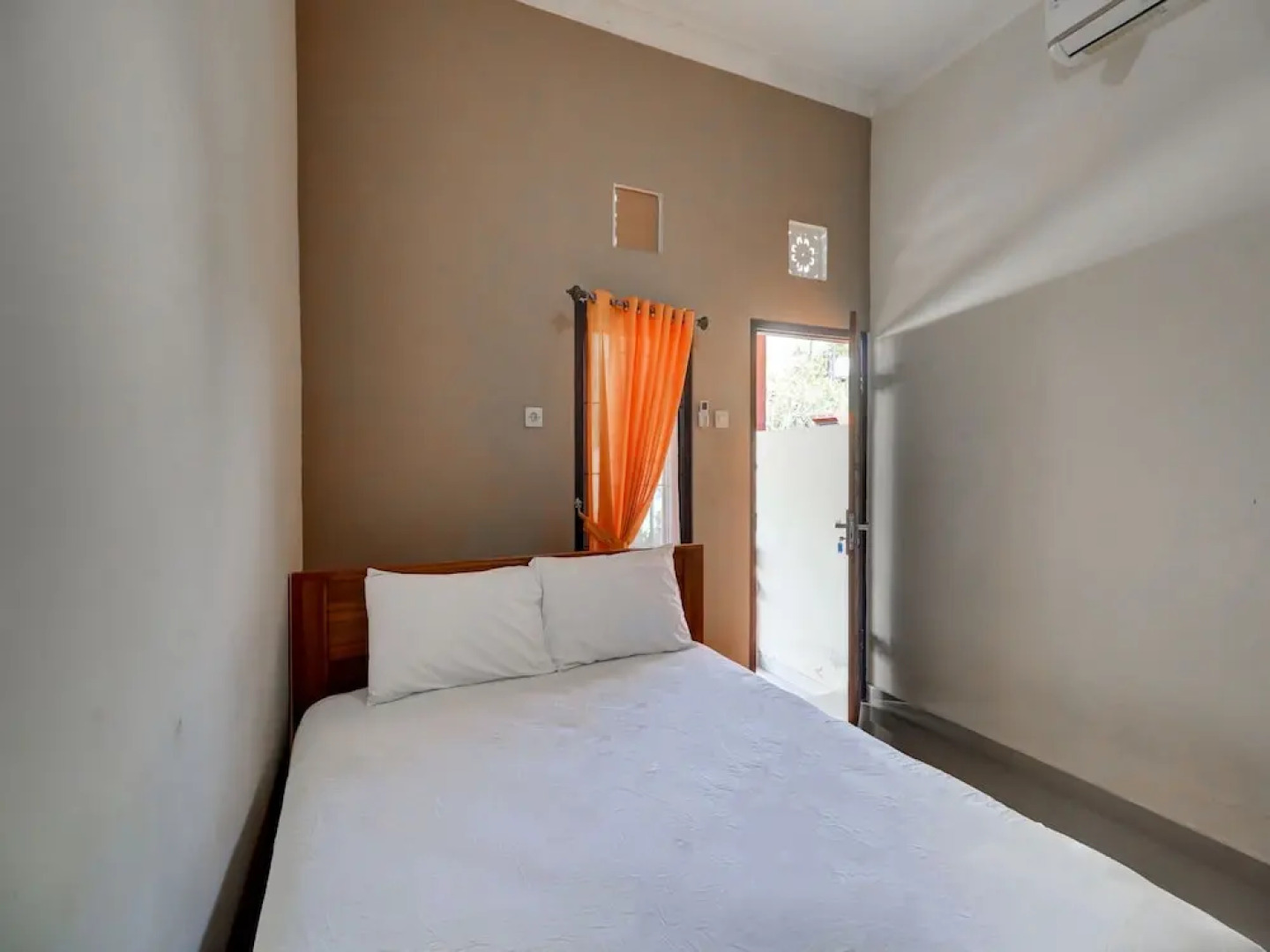 OYO Life 92838 Kost Ibu Surya