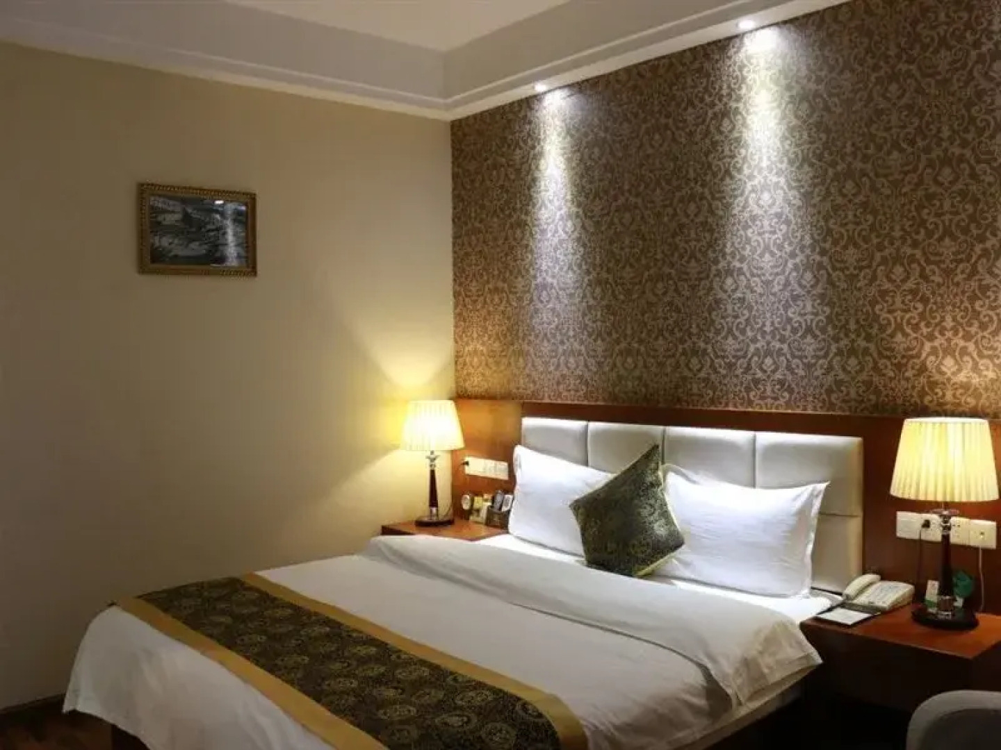 Qingtian Boutique Hotel (Zhaotong Fengxia Road)