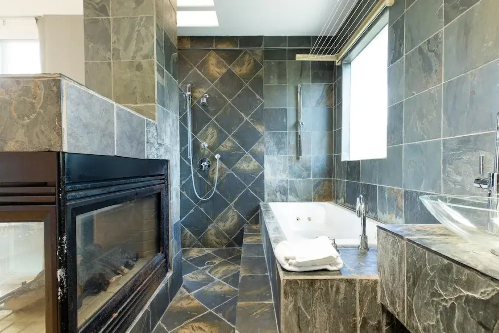 Beachcomber by AvantStay | 1 Block from Beach - Modern Estate w/ Ocean Views