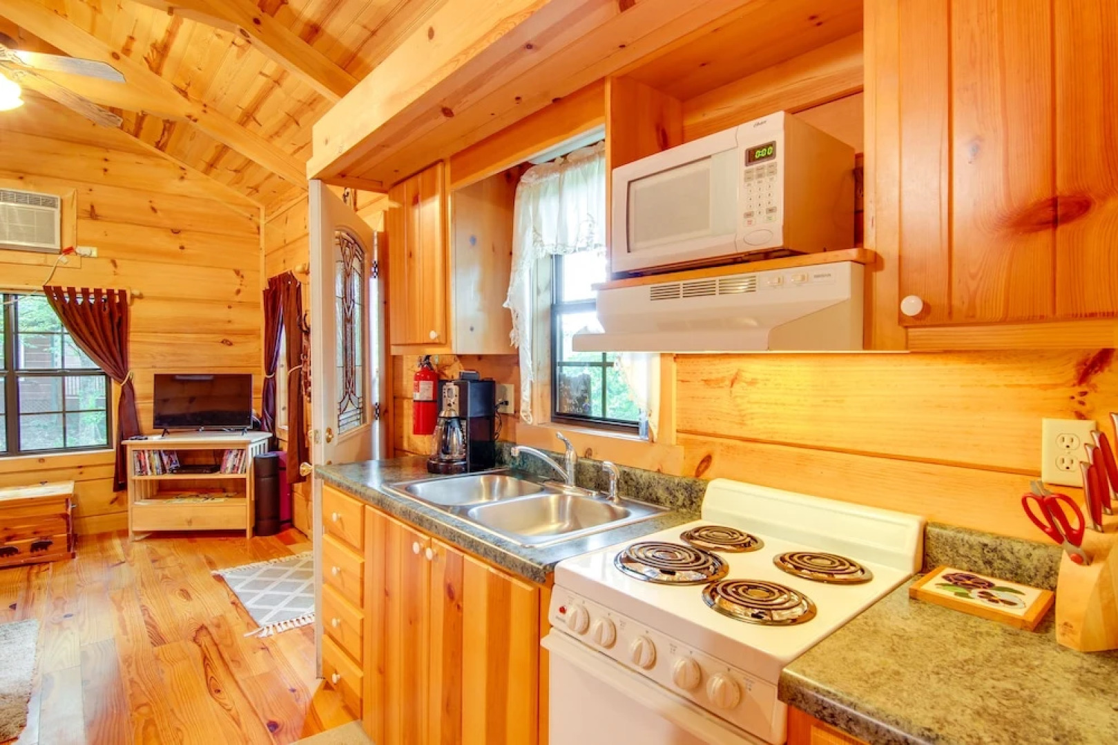Hendersonville Creekside Cabin: Near Dupont Forest