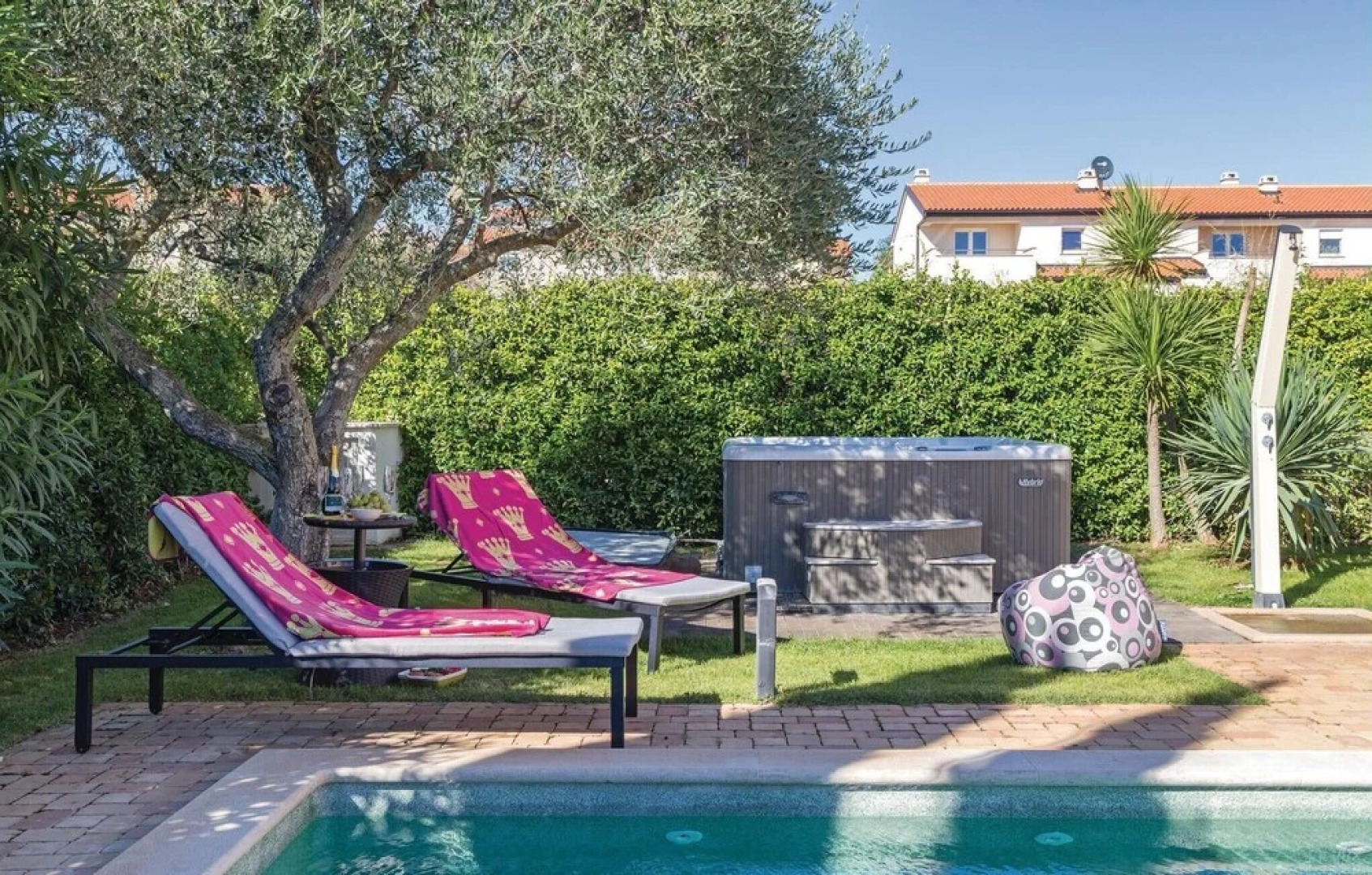 Beautiful Home in Strada Contesa With Jacuzzi, Wifi and 3 Bedrooms