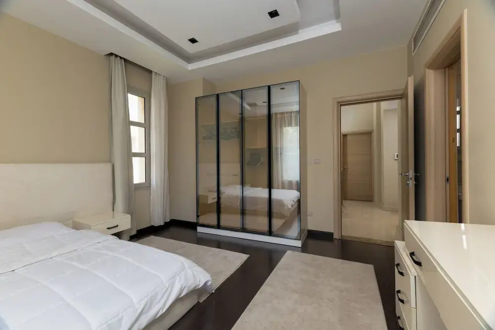 Villa With Private Pool In Beverly Hills