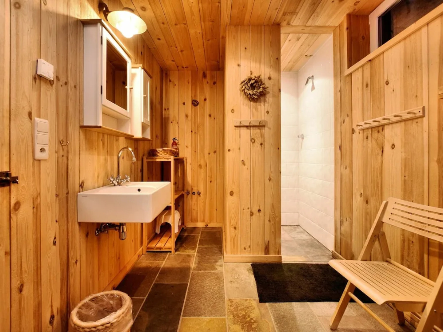 Cozy Holiday Home in Dion with Sauna and Jacuzzi