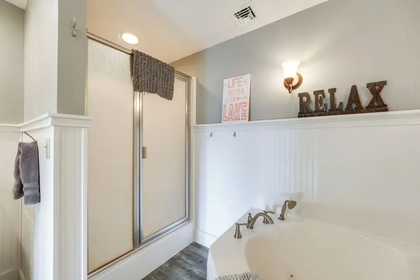 Cozy Table Rock Lake 'boathouse' w/ Pool Access