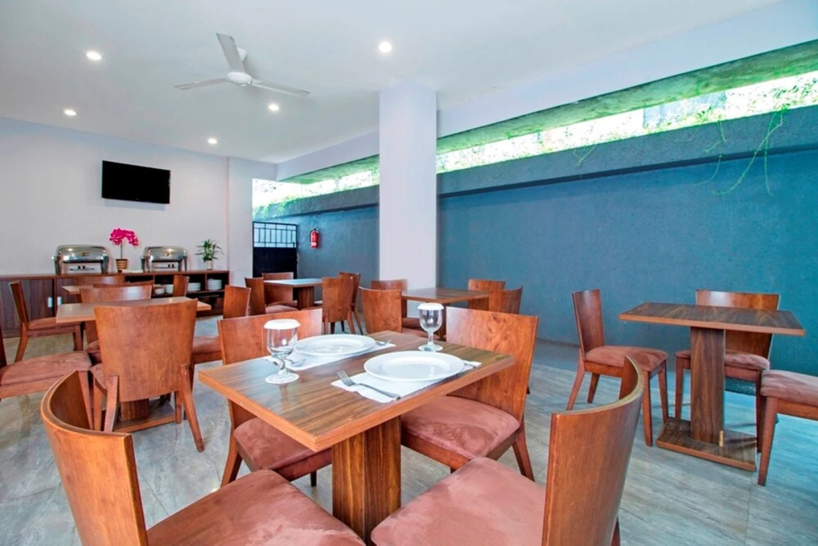 RedDoorz Plus Near ITC Fatmawati