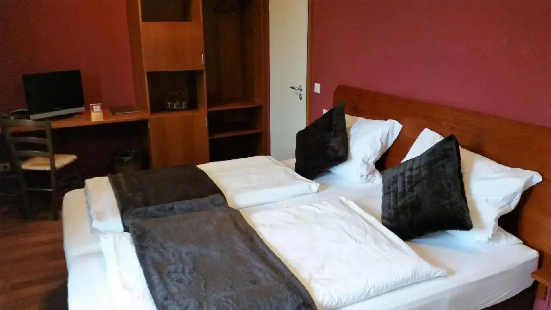 Ellenbergs Restaurant & Hotel