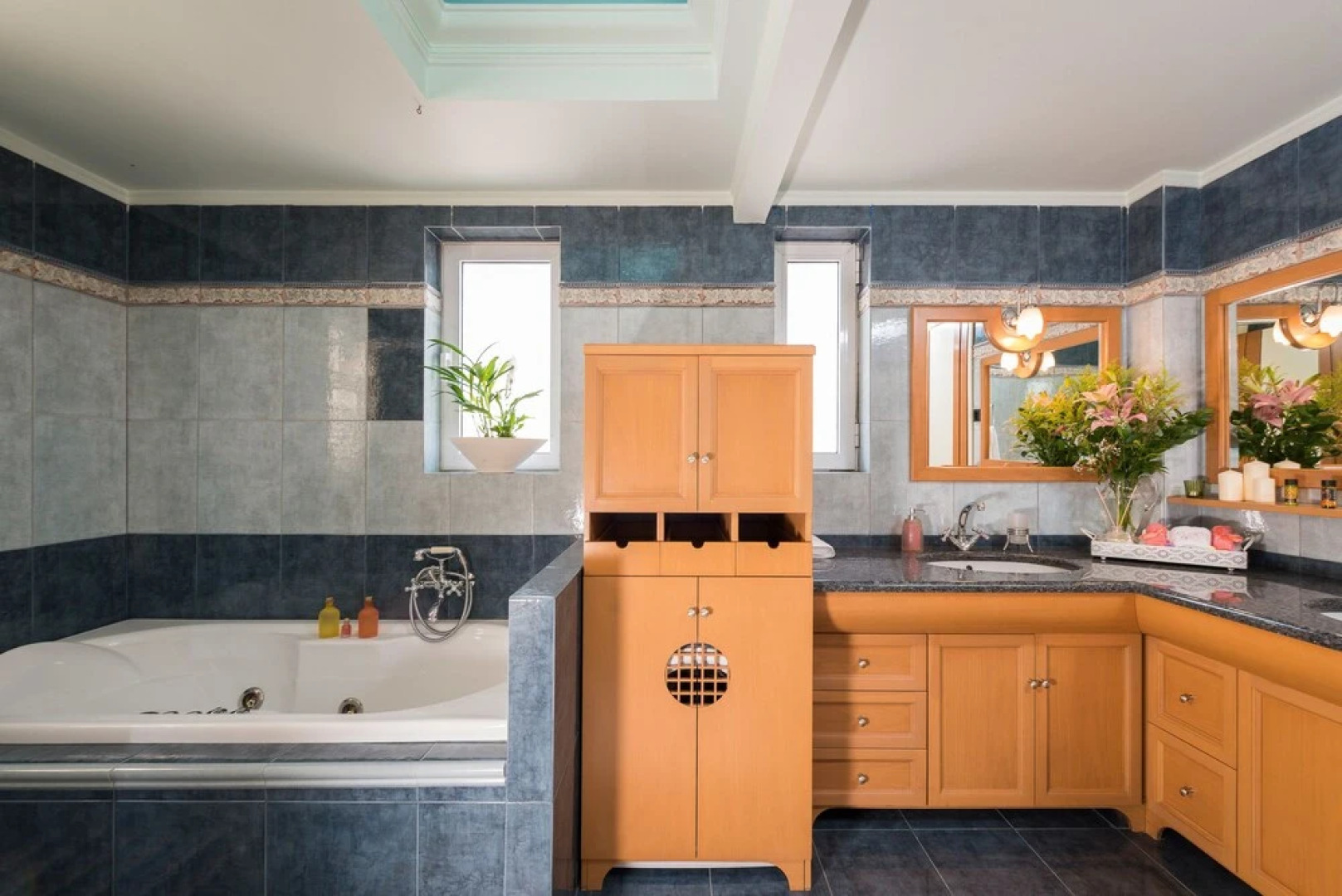 Steps to the Beach Spacious Home-Parking