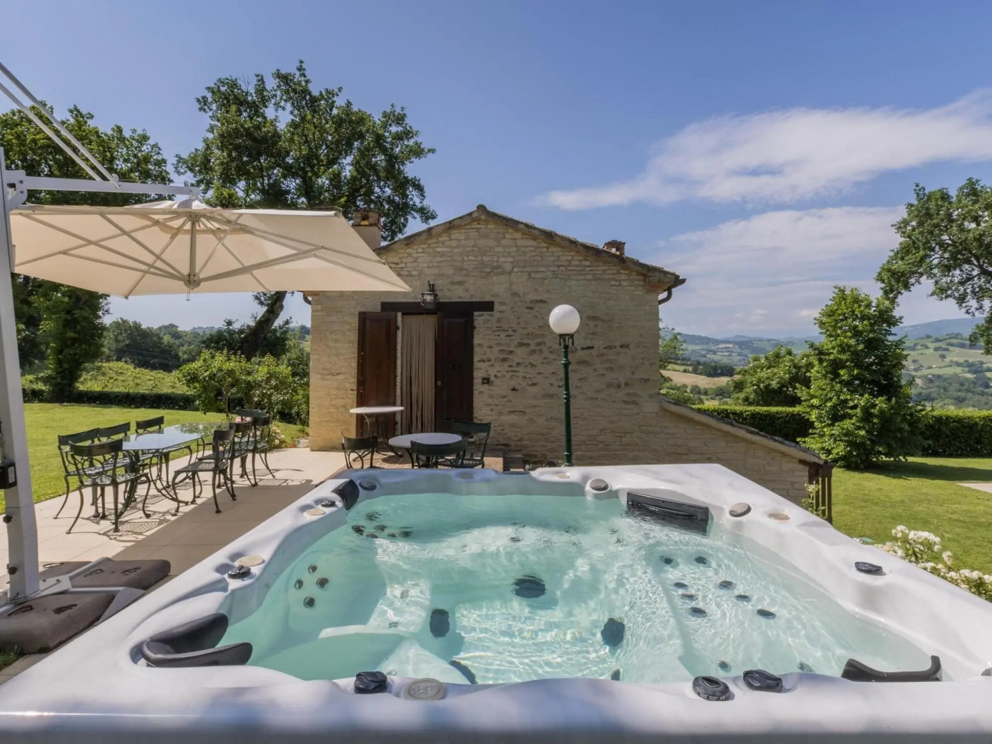 Exclusive Outdoor 2 Bubble Baths, Heated Pool, Gym