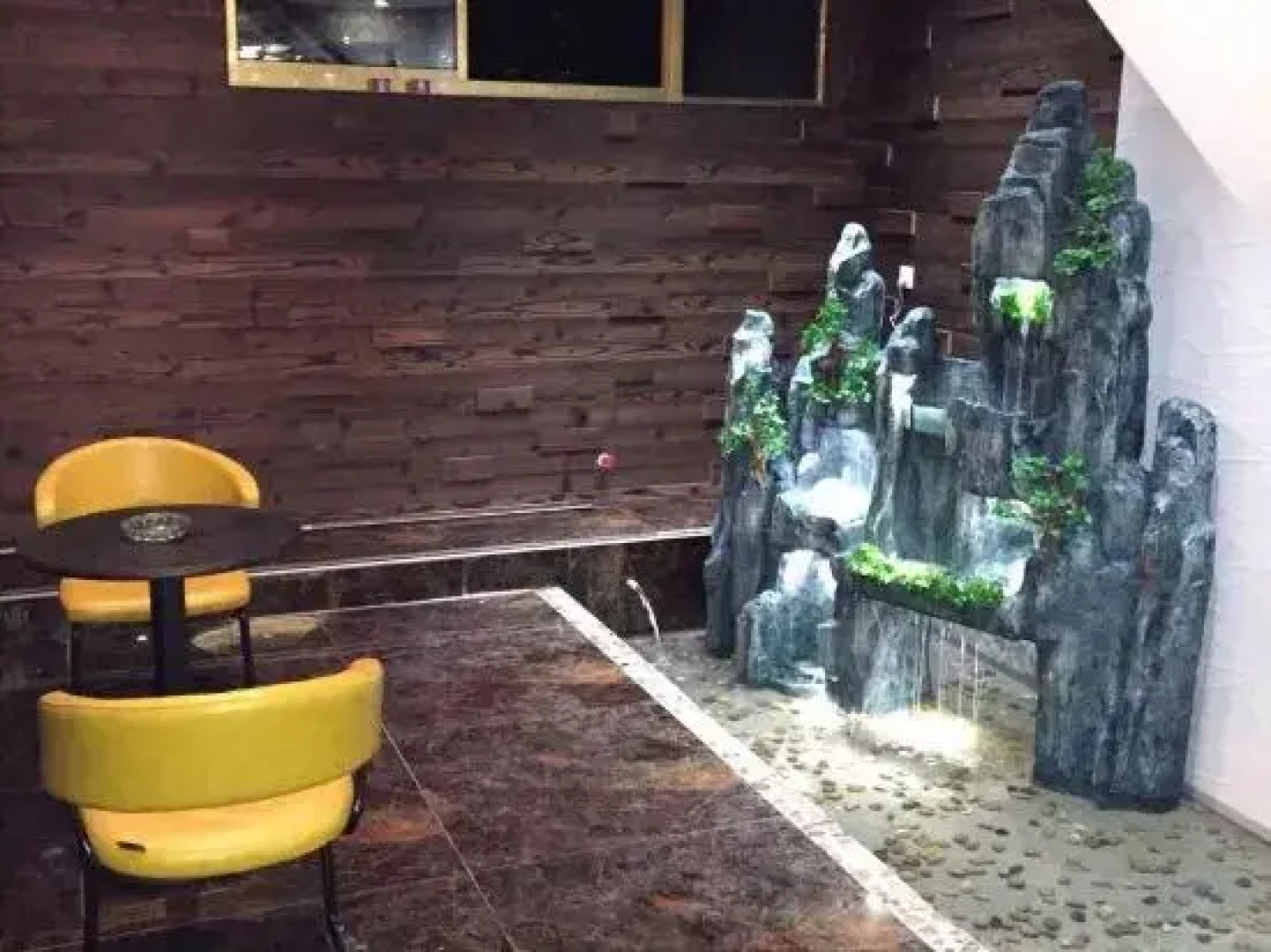 Shouxian Luolin Theme Hotel