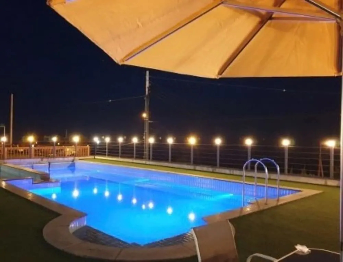 Blue Road Town Pension-Crystal