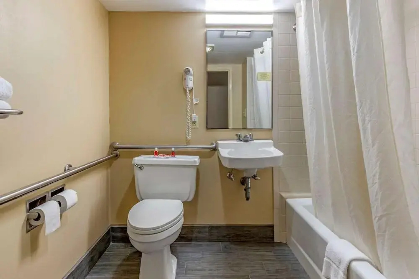 Econo Lodge & Suites