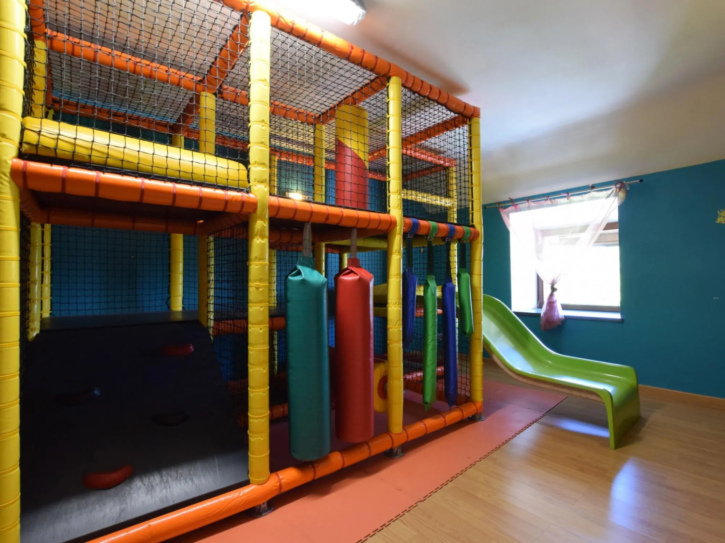 Pleasant Holiday Home with Sauna and Jacuzzi in Courtil