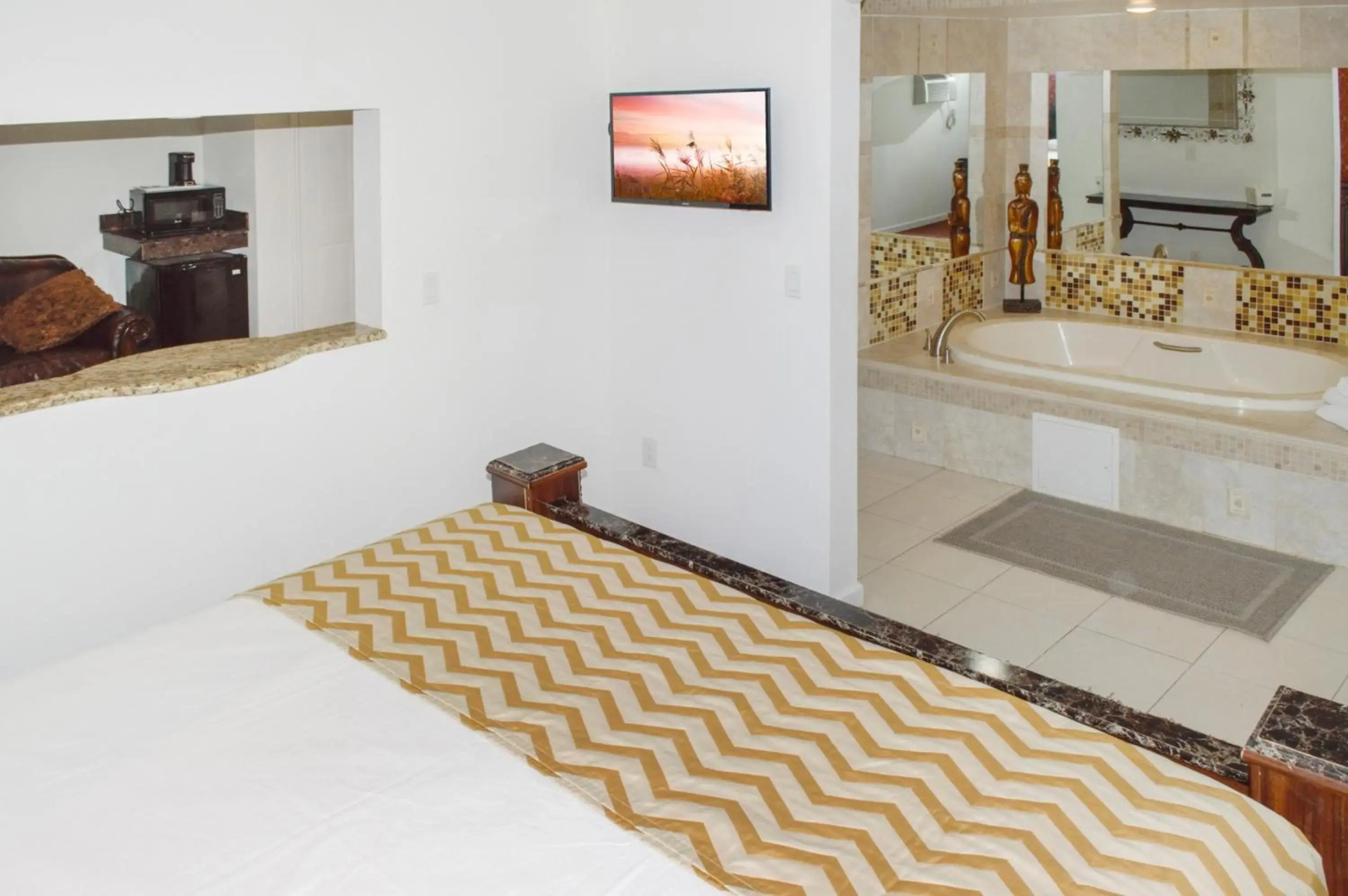 Travelodge by Wyndham Manhasset