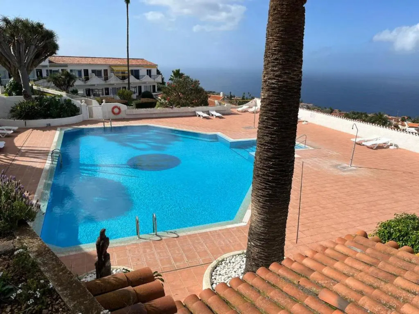 Studio sea front view & pool