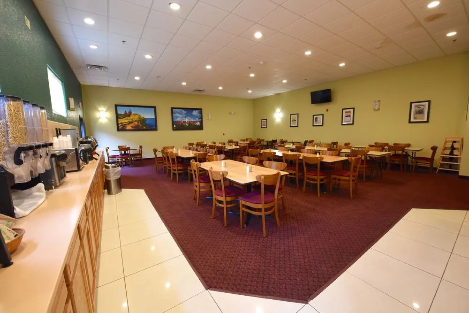 Mackinaw Beach & Bay Inn & Suites