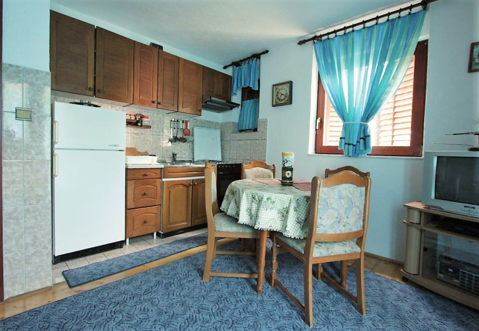 Apartment Šera - 50 m from beach: A1 Pisak, Riviera Omis